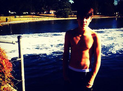 Justin Bieber Posts shirtless Photo!