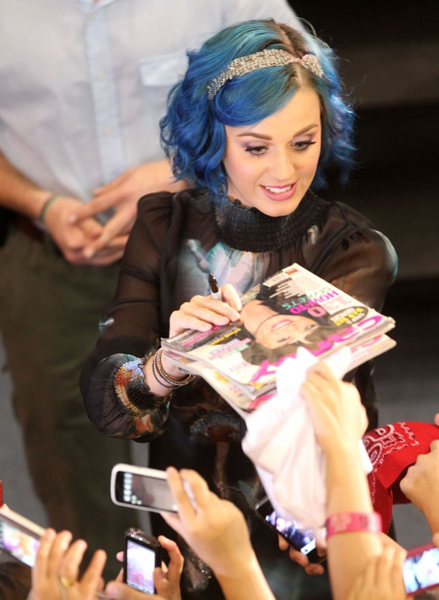 Katy Perry Promotes her Perfume “Purr”