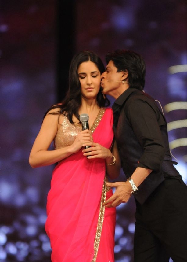 Shahrukh Khan Kisses Katrina Kaif on Stage