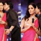 Shahrukh Khan Kisses Katrina Kaif on Stage