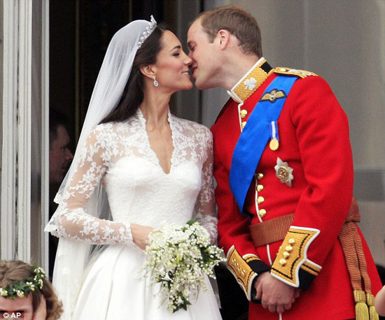 William & Kate Middleton’s Wedding Cake Slice Heads to Auction
